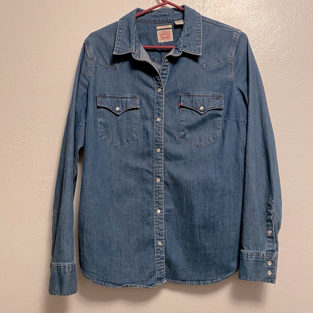 Levi’s snap button tailored fit top
